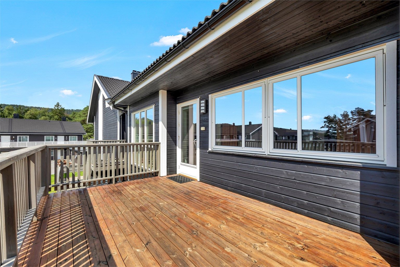 Balkongen har gode solforhold, og god plass til sittegrupper.