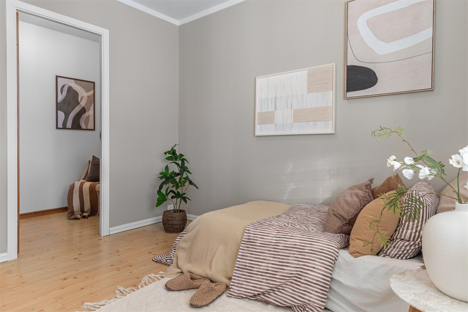 - Fin størrelse med tilkomst til innvendig bod -