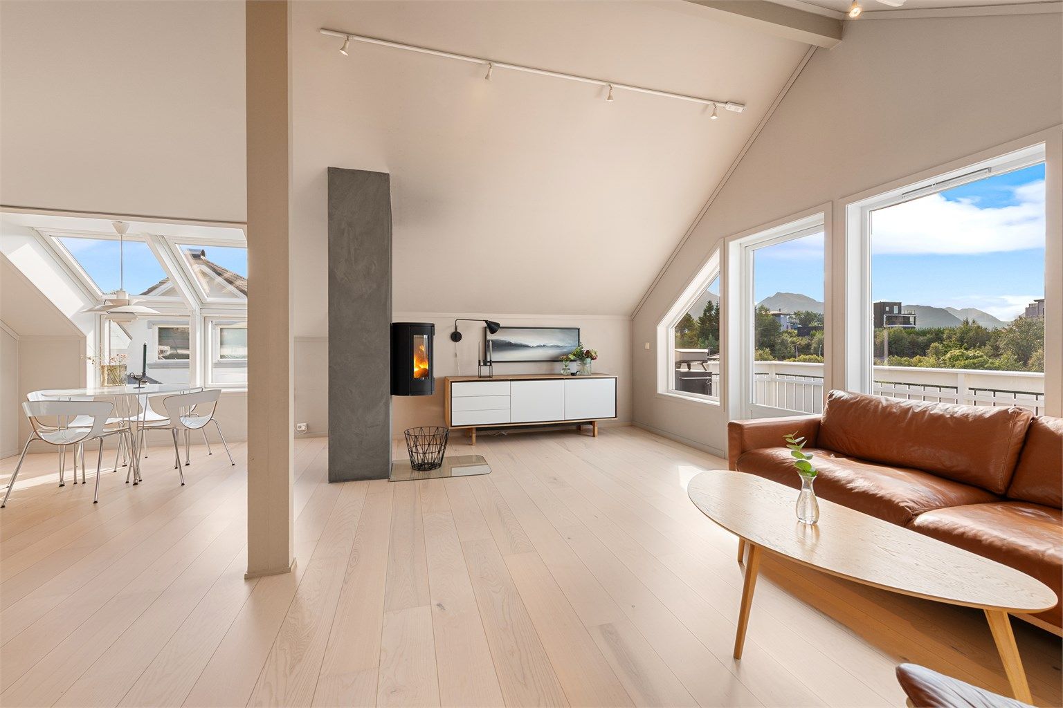 Luftig og romslig stue med gode lysforhold