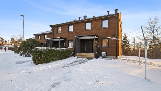 Nyrenovert enderekkehus i et veletablert borrettslag!