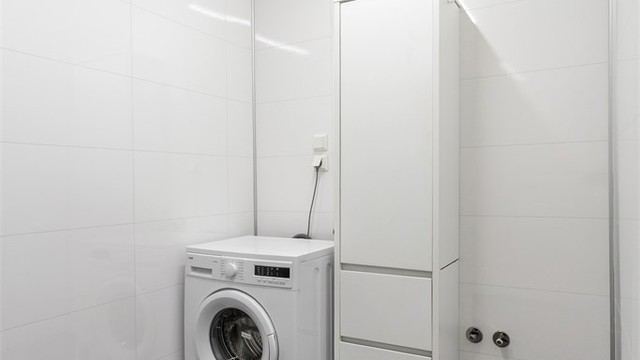 Vaskerom med opplegg for fremtidig skyllekum. Opplegg for vaskemaskin. Mekanisk avtrekksvifte i vegg.