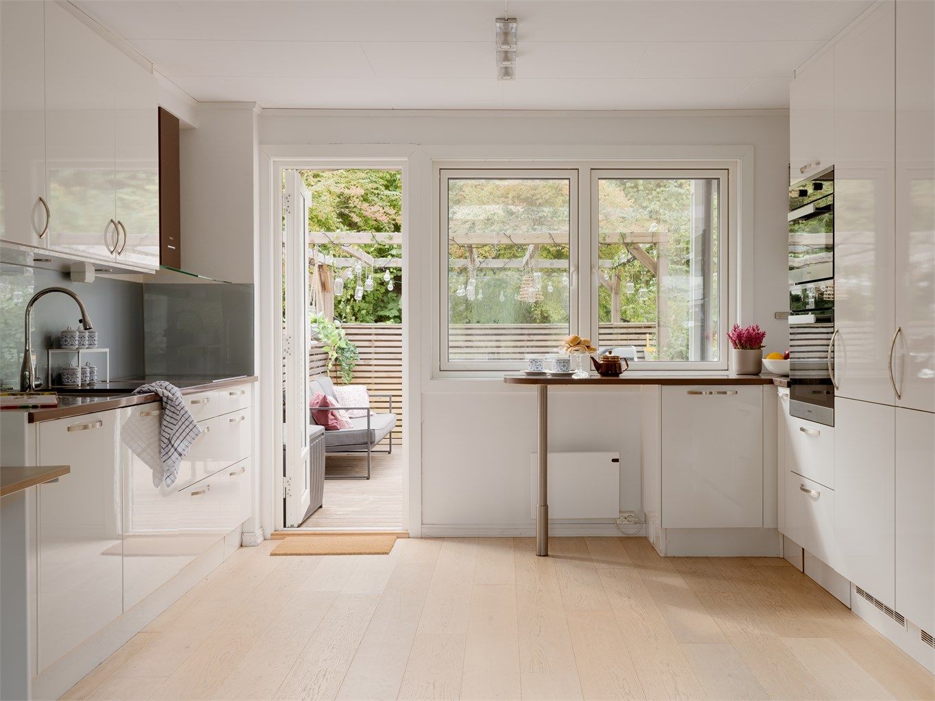 Fra kjøkkenet har du direkte tilgang til en romslig markterrasse på hele 38 kvm.