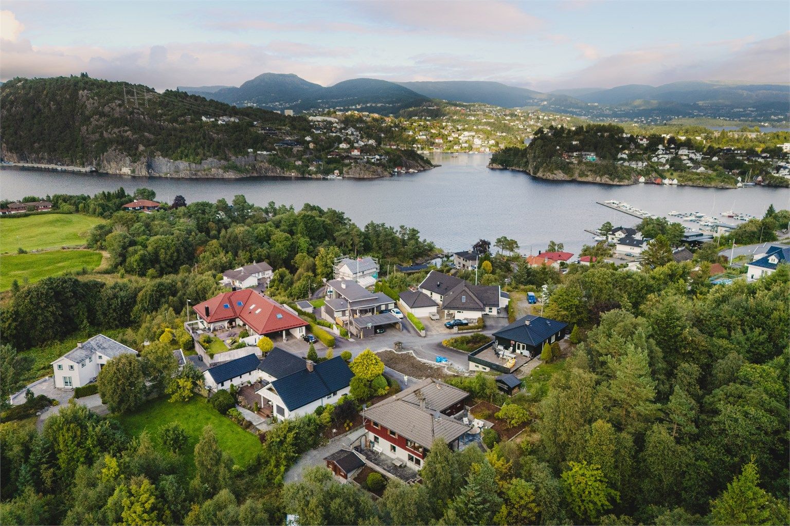Rolige og landlig omgivelser med nærhet til sjø, båthavner og fine turområder.
