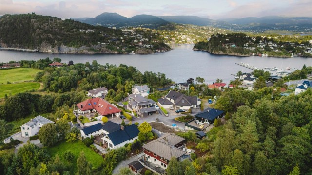 Rolige og landlig omgivelser med nærhet til sjø, båthavner og fine turområder.