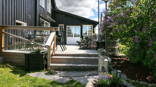 Trapp fra terrassen ned til den store hagen.