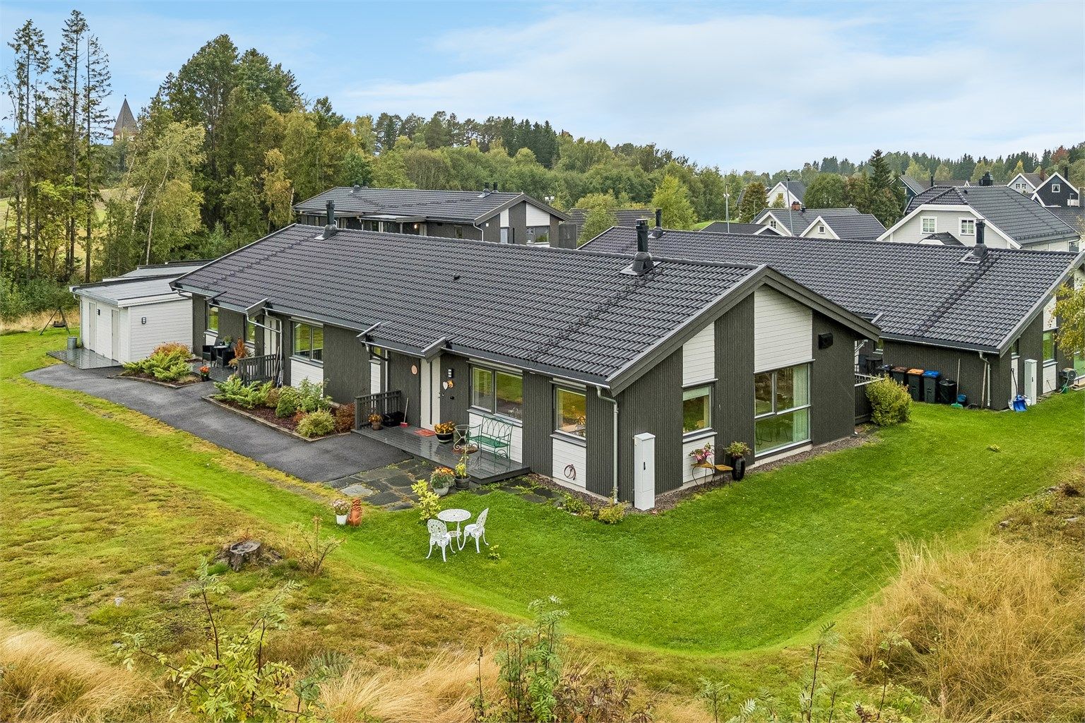Øverhamninga 17A - 2-mannsbolig fra 2021 med fine uteplasser og god planløsning. 