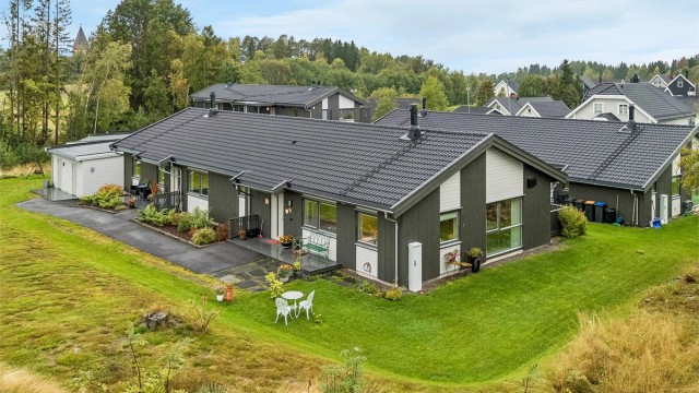 Øverhamninga 17A - 2-mannsbolig fra 2021 med fine uteplasser og god planløsning.