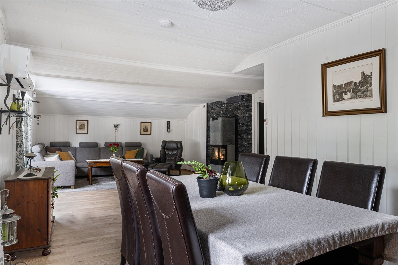 Videre inn i stuen har man plass til spisebord til middagen