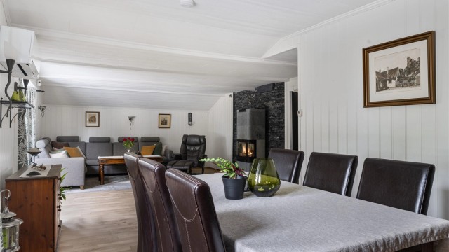 Videre inn i stuen har man plass til spisebord til middagen
