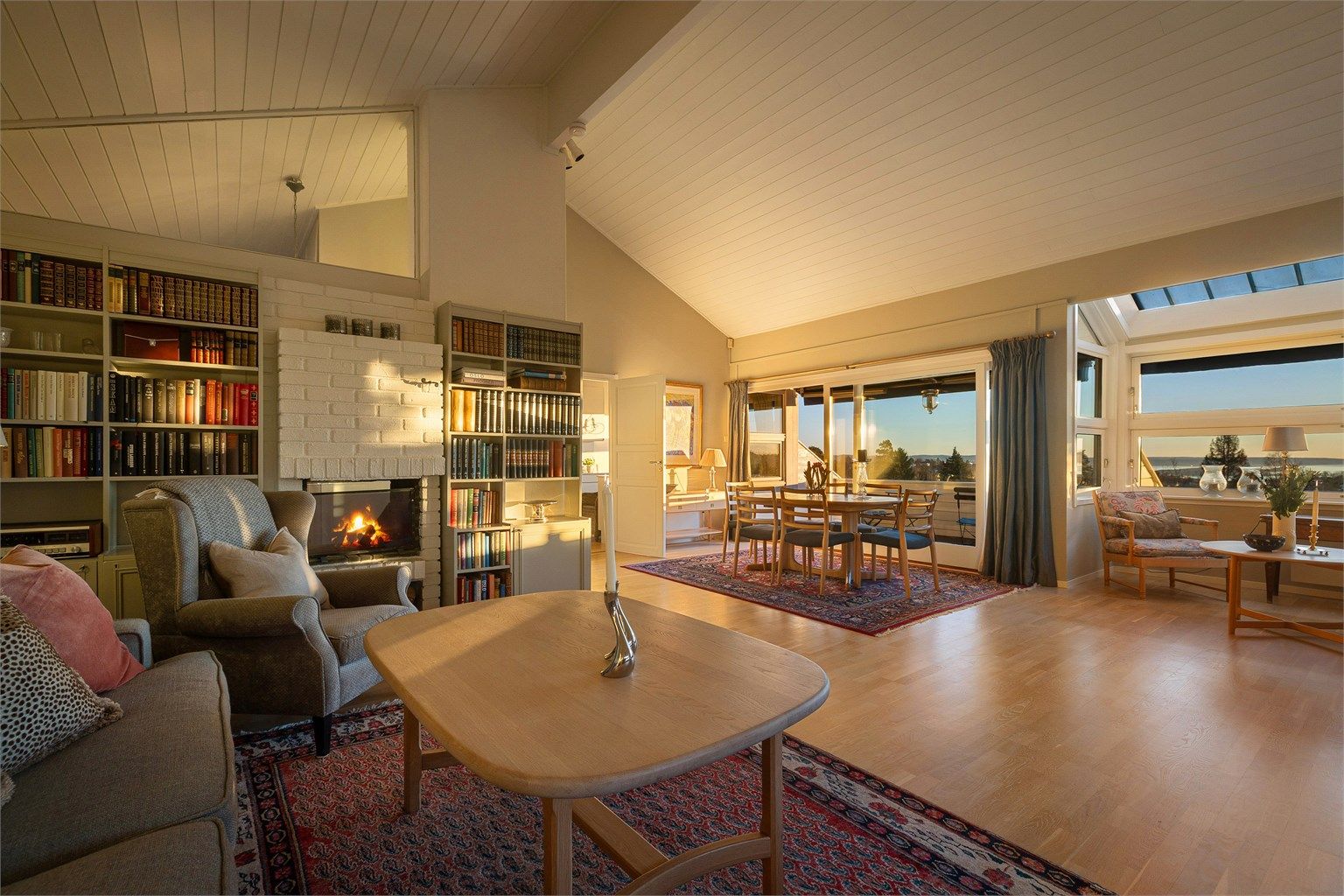 Generøs takhøyde, store vindusflater og åpen peis. Foto: Trond Walsø / Walso Work