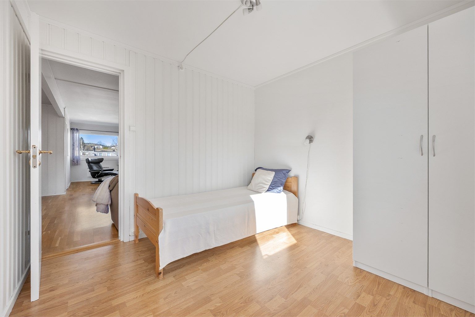 Et av soverommene i andre etasje, som også kan benyttes som kontor eller TV-stue.