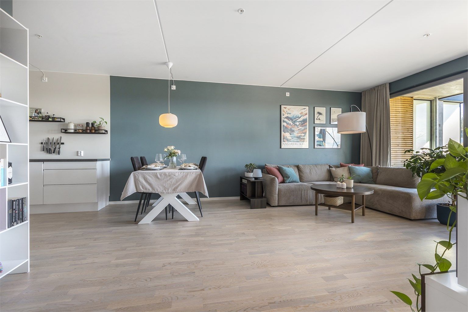 Den åpne planløsningen gir fleksible møbleringsmuligheter for både sofagruppe og spisebord.