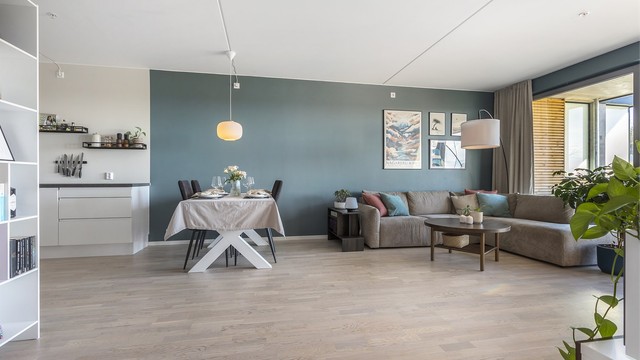 Den åpne planløsningen gir fleksible møbleringsmuligheter for både sofagruppe og spisebord.