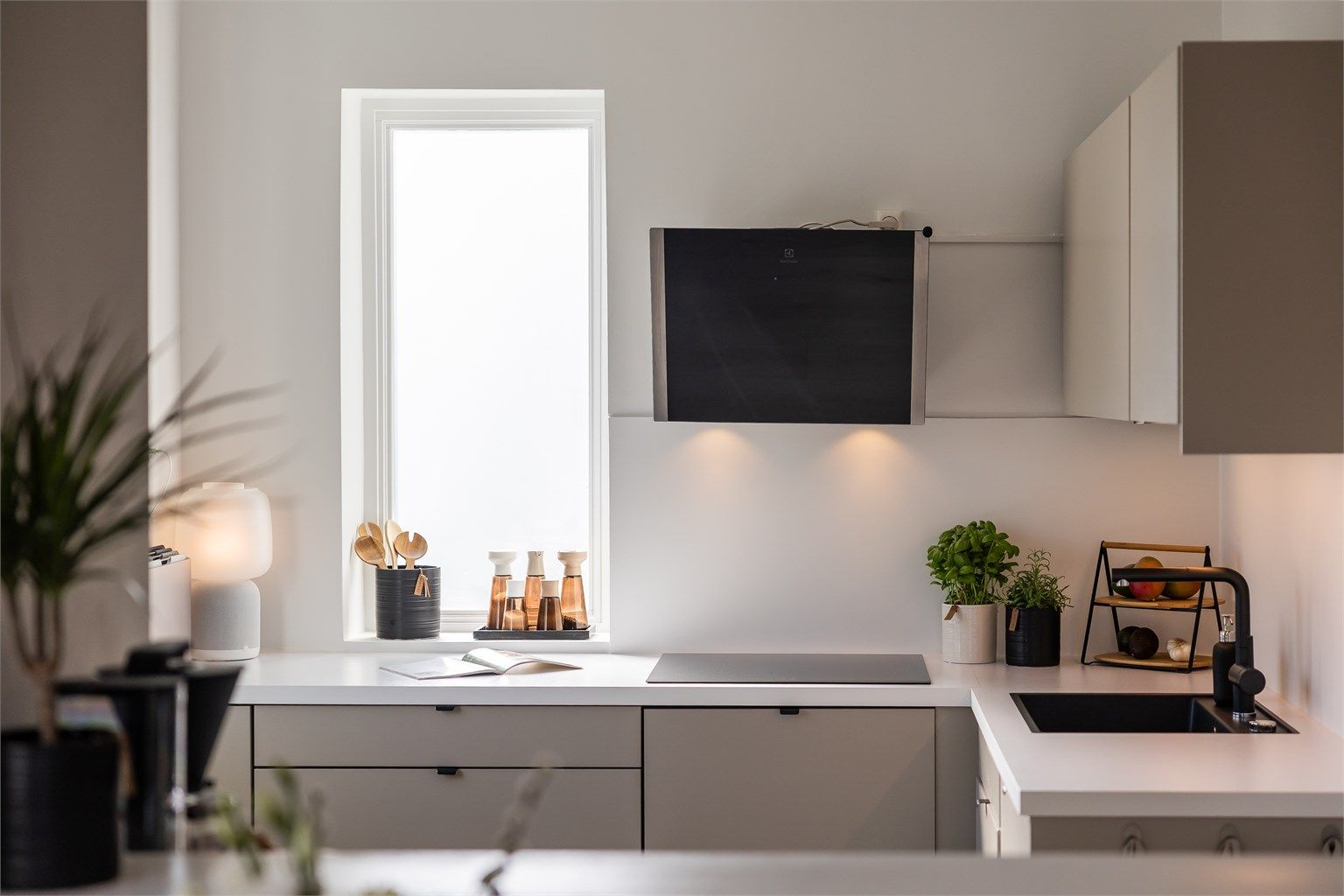 Elegant kjøkkeninnredning fra Epoq nytt i 2019.  Integrerte hvitevarer inkluderer induksjonstopp, stekeovn og oppvaskmaskin. Kjøleskap med fryserdel er frittstående.