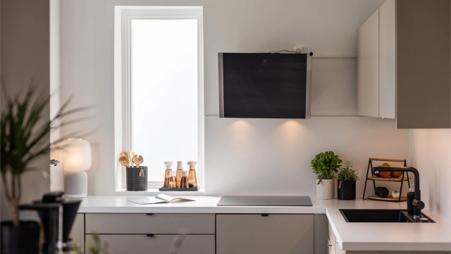 Elegant kjøkkeninnredning fra Epoq nytt i 2019. Integrerte hvitevarer inkluderer induksjonstopp, stekeovn og oppvaskmaskin. Kjøleskap med fryserdel er frittstående.