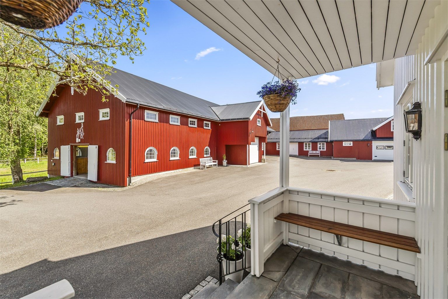 Med asfaltert gårdsplass er det enkelt å brøyte vinterstid, samt holde det ryddig og pent sommerstid.