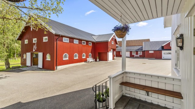 Med asfaltert gårdsplass er det enkelt å brøyte vinterstid, samt holde det ryddig og pent sommerstid.