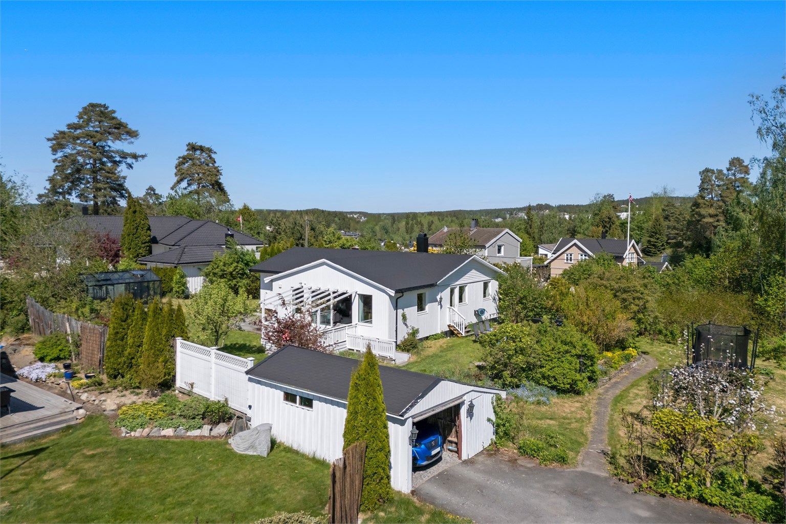 Eiendommen har også garasje med elbillader og bodplass