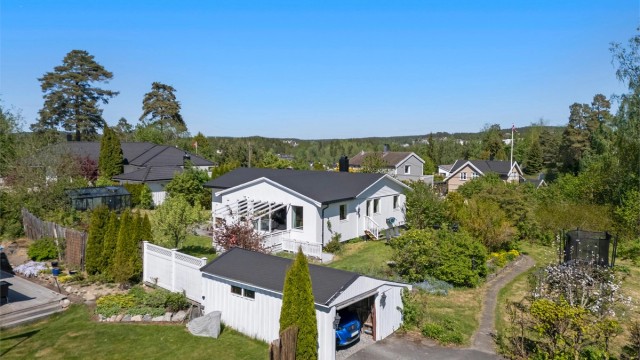 Eiendommen har også garasje med elbillader og bodplass