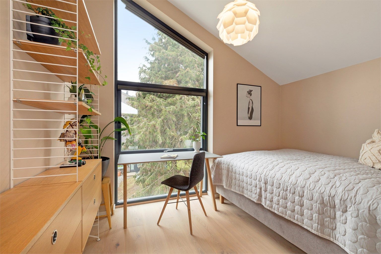 Godt soverom med plass til seng og garderobe