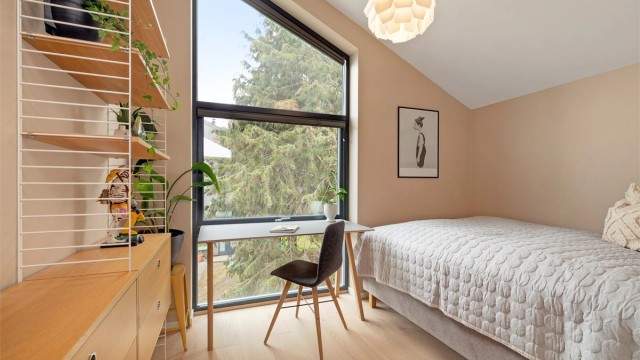 Godt soverom med plass til seng og garderobe