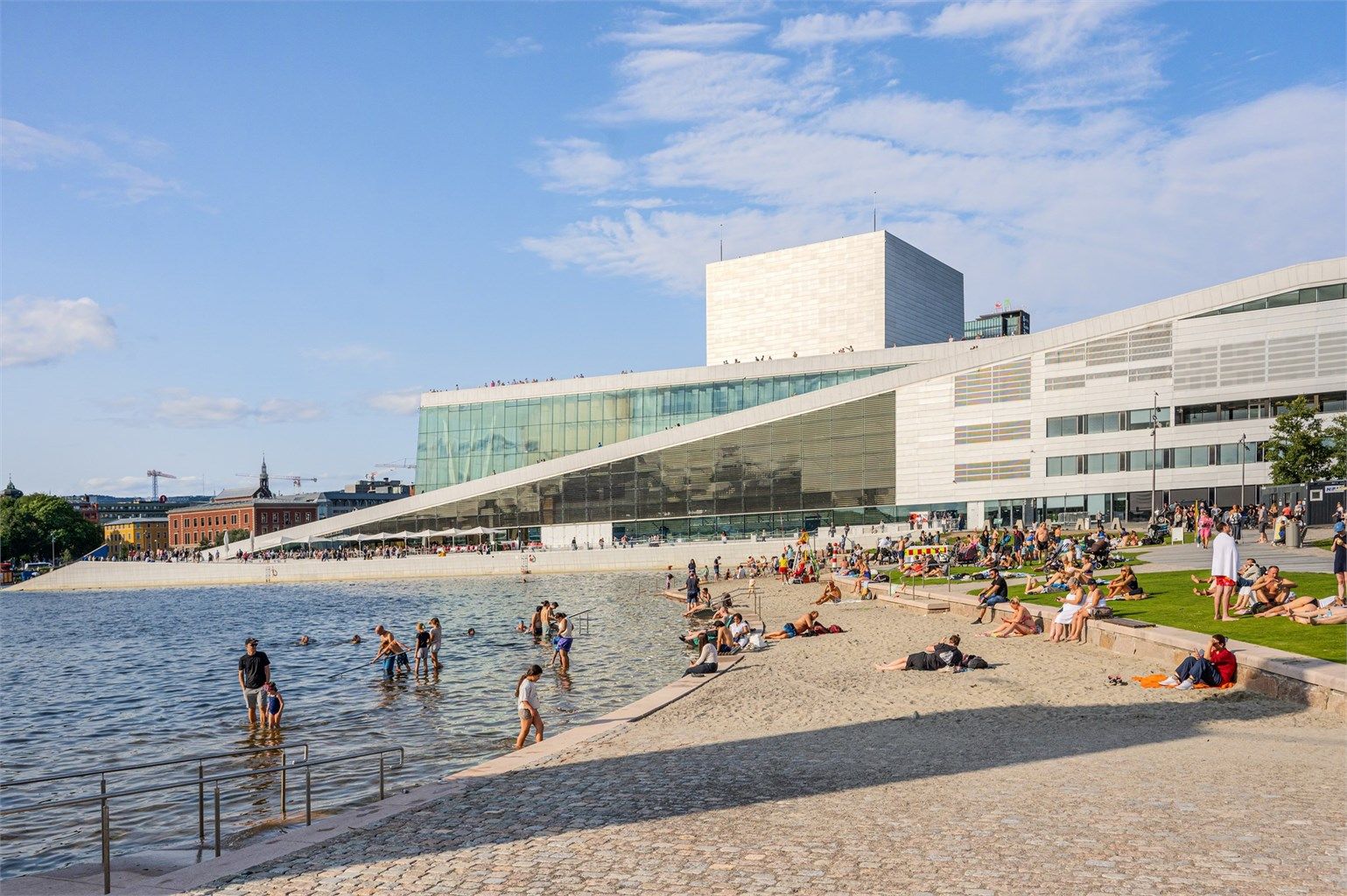 Operastranda er populær for folk i alle aldre.