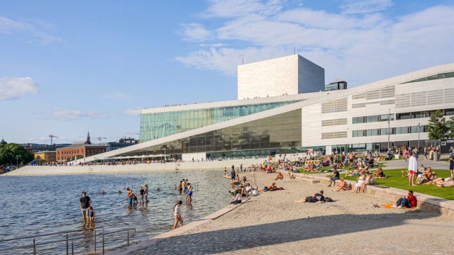 Operastranda er populær for folk i alle aldre.