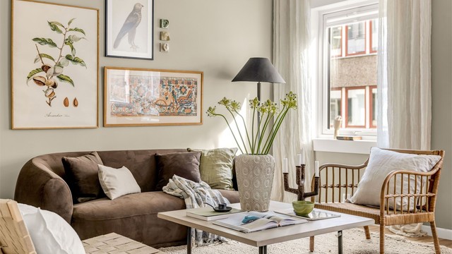 Store vinduer og utgang til balkongen bidrar til godt med naturlig lys.