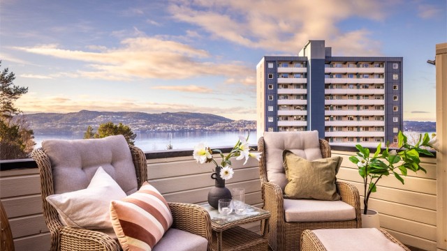 - Velkommen til Lønborglien 157, en fin 3-roms leilighet med altan, nydelig utsikt, gode solforhold og carport med el-bil lader -