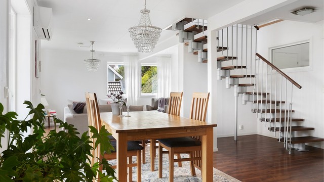 Trappen med konstruksjon i tre og metall leder opp til loftsetasjen.