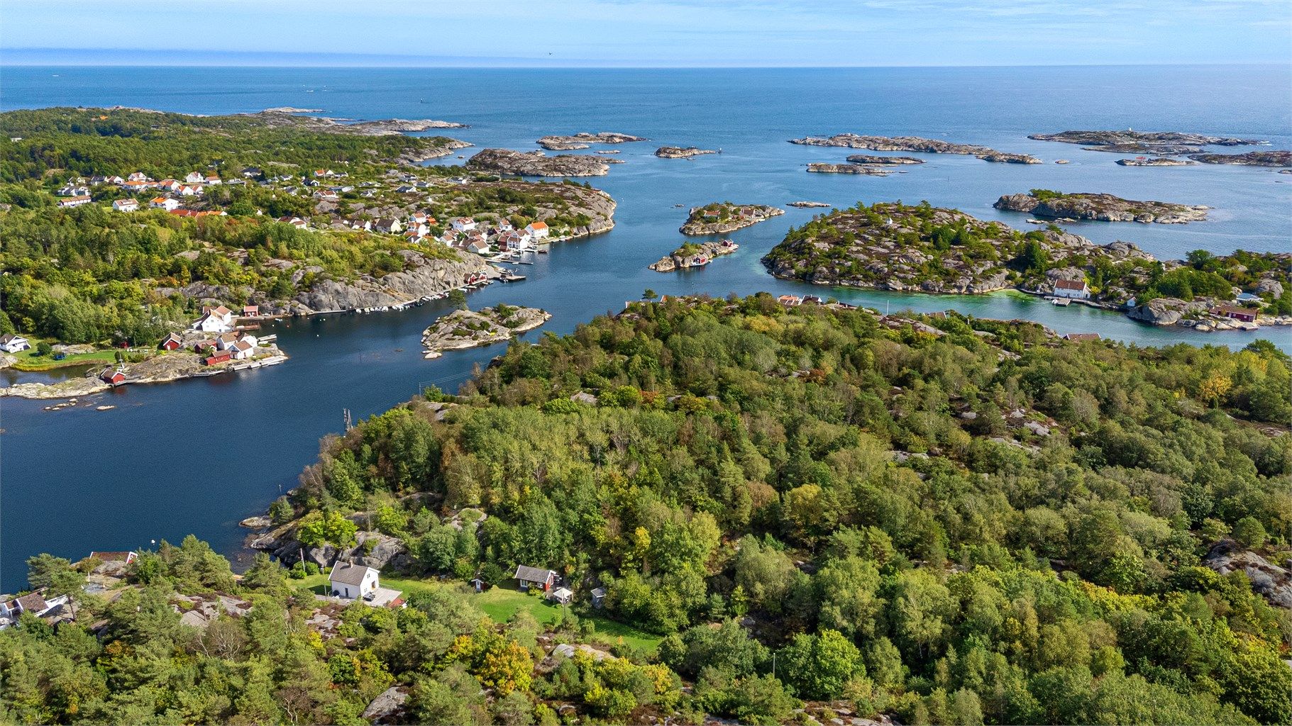 Velkommen til Ullerøya 42 - en idyllisk fritidseiendom med bl.a. egen sjøbu og brygge, romslig tomt og herlige omgivelser ved sjøen.