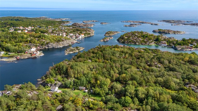Velkommen til Ullerøya 42 - en idyllisk fritidseiendom med bl.a. egen sjøbu og brygge, romslig tomt og herlige omgivelser ved sjøen.