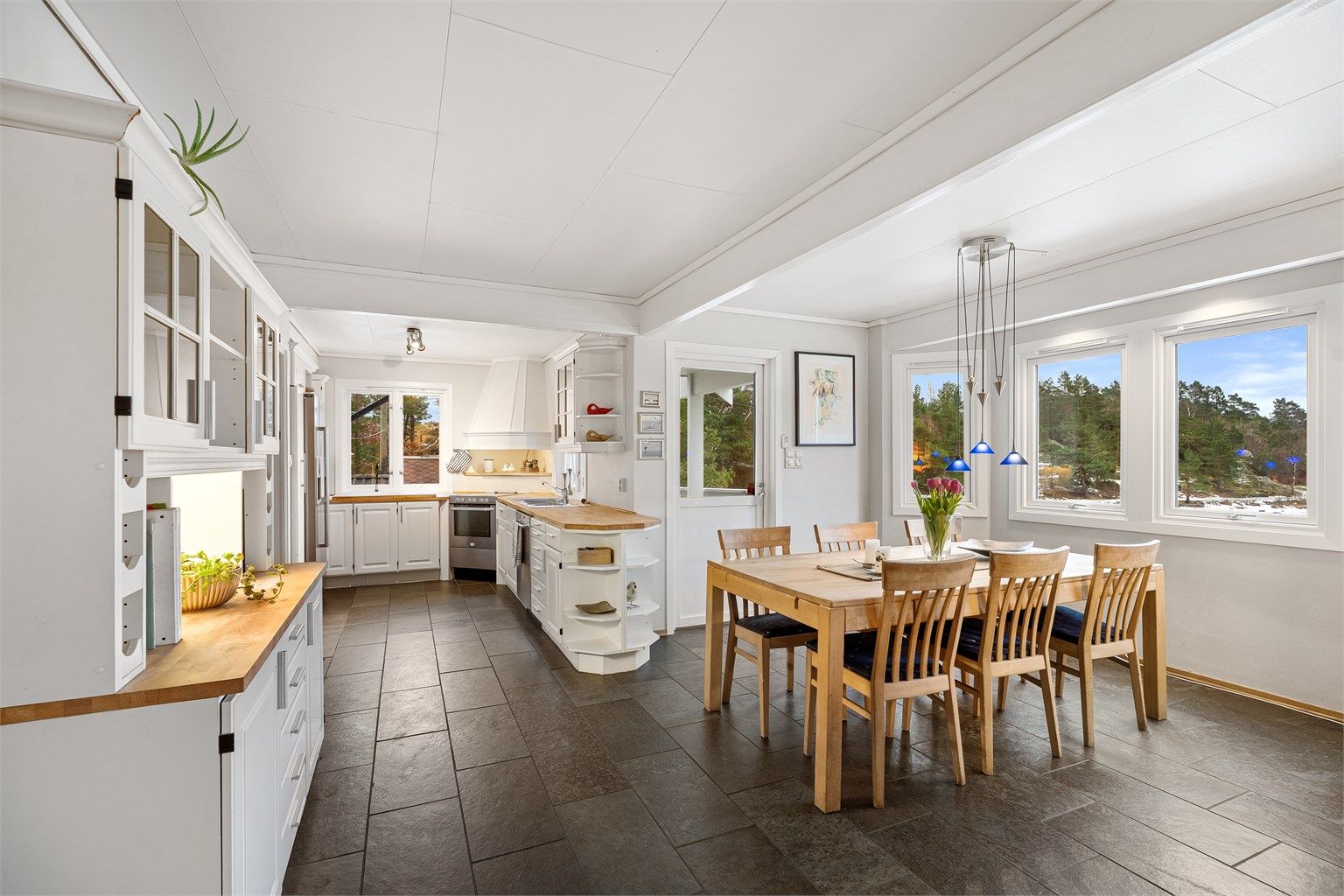 God sammenheng mellom kjøkken og spiseplass gjør rommet velegnet for sosiale sammenkomster.