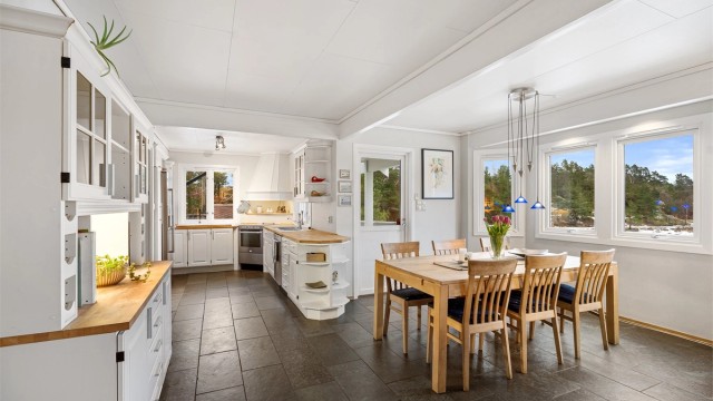 God sammenheng mellom kjøkken og spiseplass gjør rommet velegnet for sosiale sammenkomster.