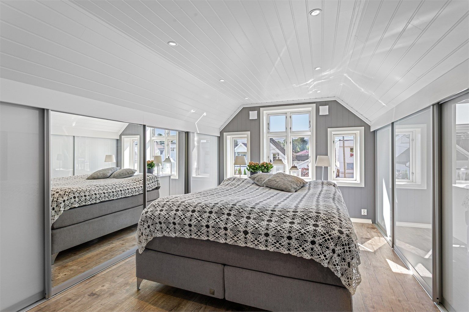 Soverom i 2. etasje med skyvedørsgarderobe