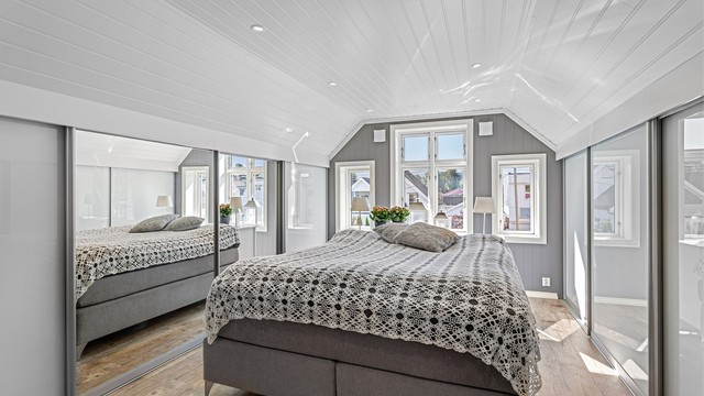 Soverom i 2. etasje med skyvedørsgarderobe
