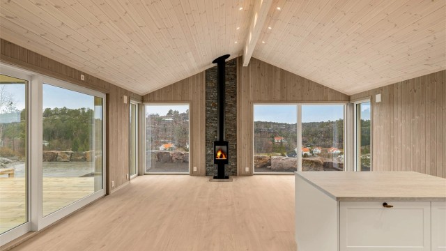 ENKELT LYST PANEL og hvite vinduer rammer inn naturen utenfor.