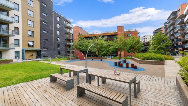 Barnevennlig og rolig område med flere lekeplasser og grøntområder.