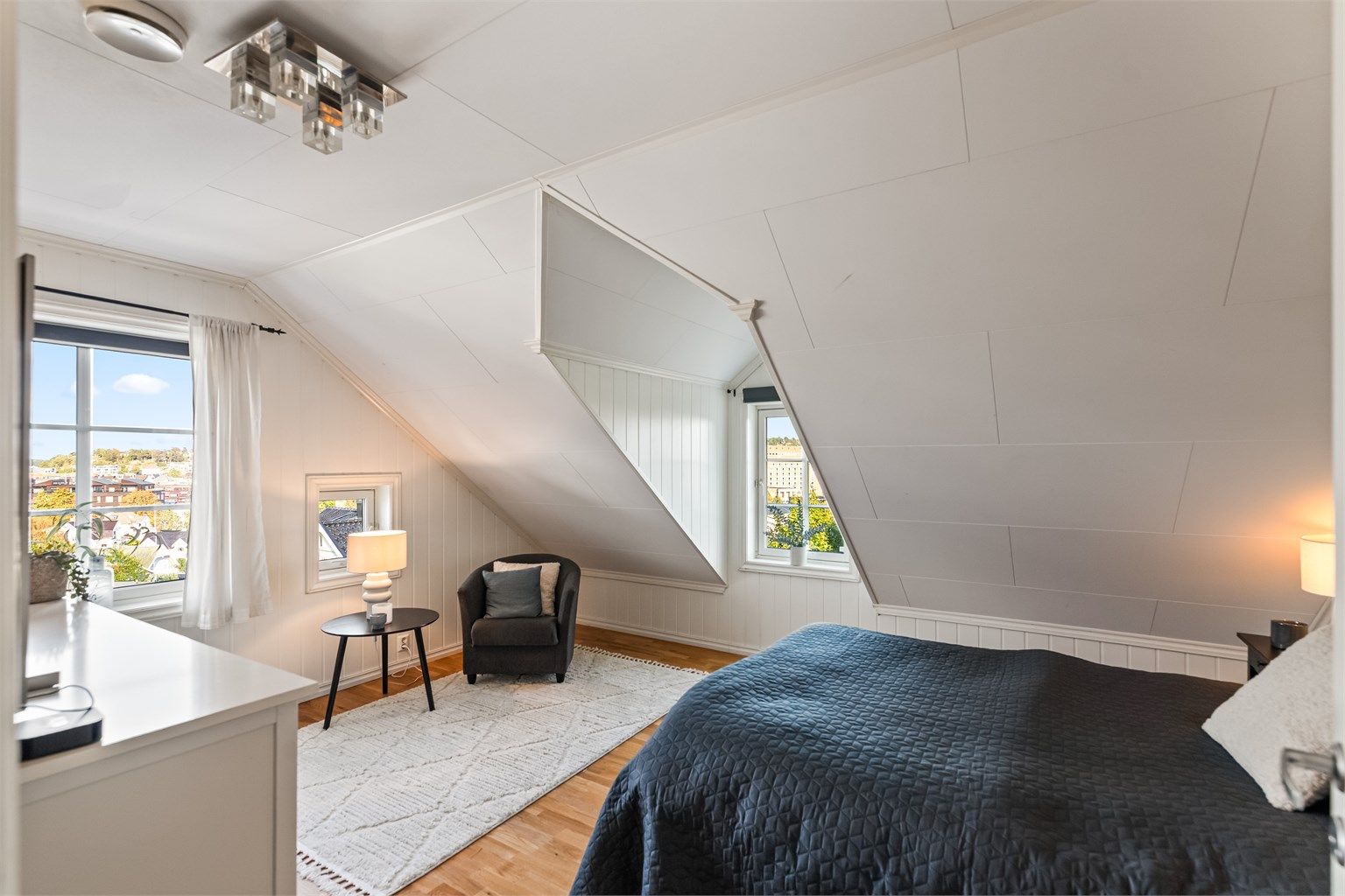 2. etasje er innredet med blant annet fire gode soverom.