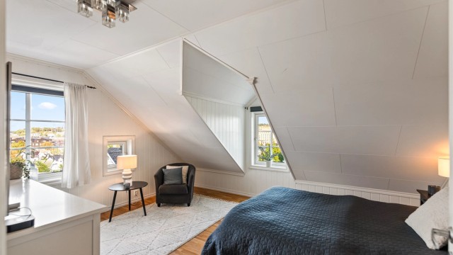 2. etasje er innredet med blant annet fire gode soverom.