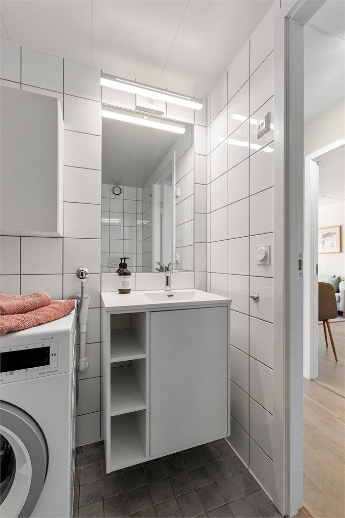 Fordelerskap for leilighetens rør-i-rør-system er plassert på badet.