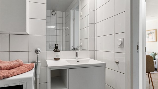 Fordelerskap for leilighetens rør-i-rør-system er plassert på badet.