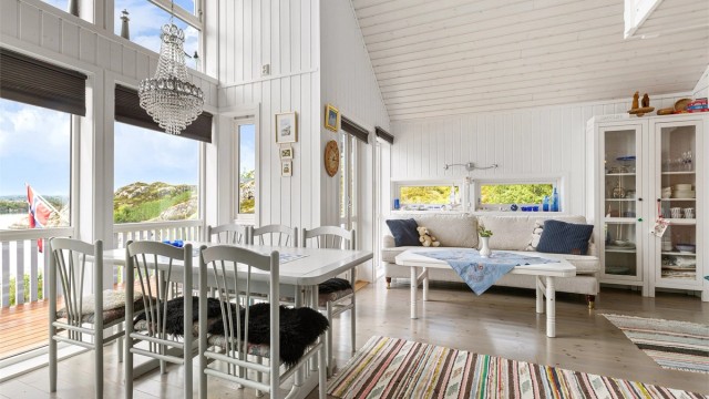 Åpen stue-/kjøkken løsning. Meget god takhøyde