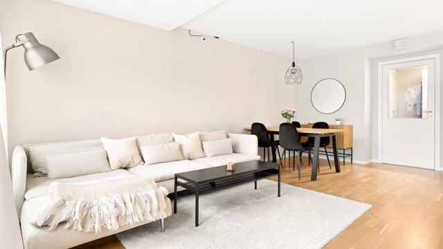Leiligheten har gulvvarme i alle rom. Slette malte vegger og eikeparkett på gulv som gir en stilrent uttrykk.