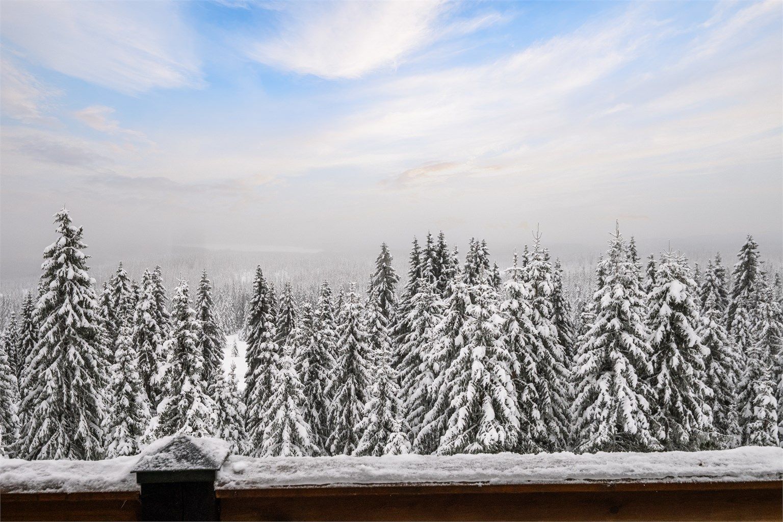 Utsikten fra hytta er virkelig upåklagelig selv om tåken ikke ville spille på lag akkurat denne dagen.
 (Foto: Pholio v/ Bjørnar Fjeldberg)