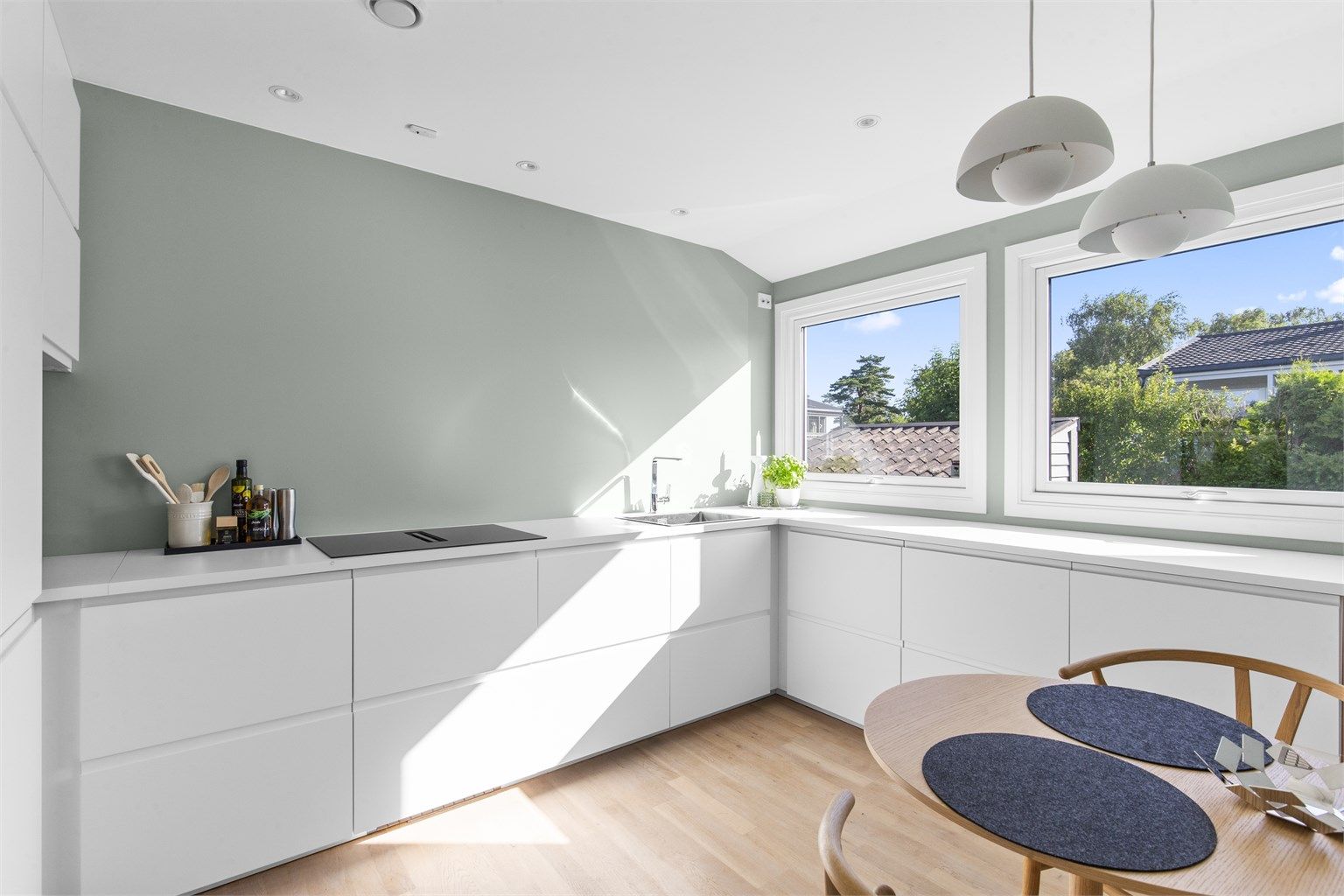 Flott kjøkken fra IKEA som ble montert i 2023. Her er alle detaljer tenkt på, og det er godt med både skap- og benkeplass. Nydelig koketopp med integrert vifte. 