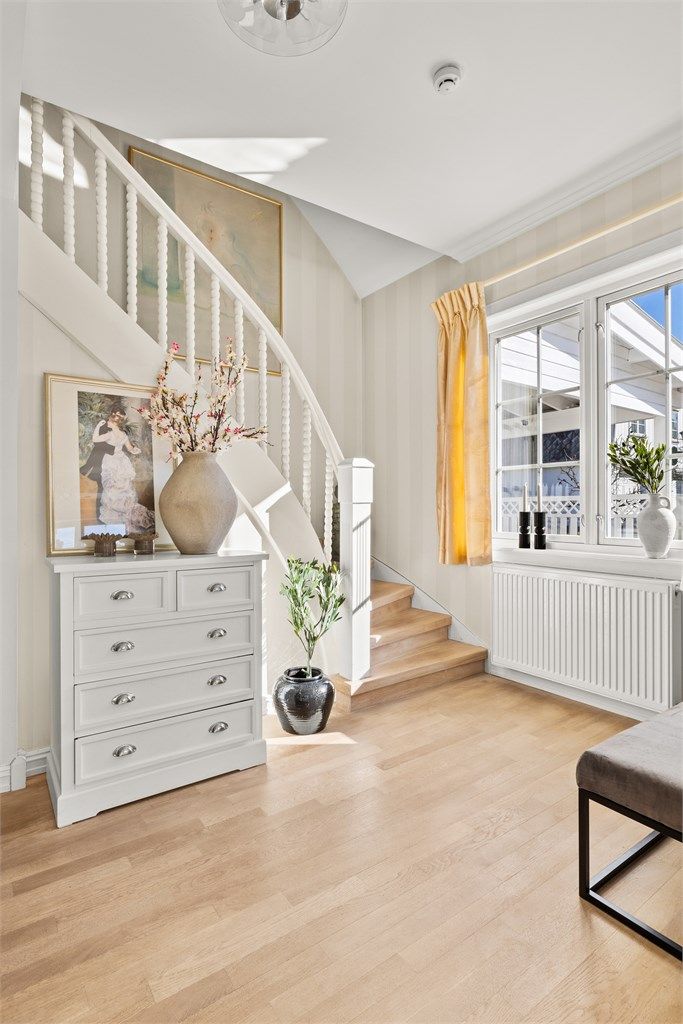 Fra hallen går trappeløpet opp til 2. etasje