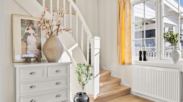 Fra hallen går trappeløpet opp til 2. etasje