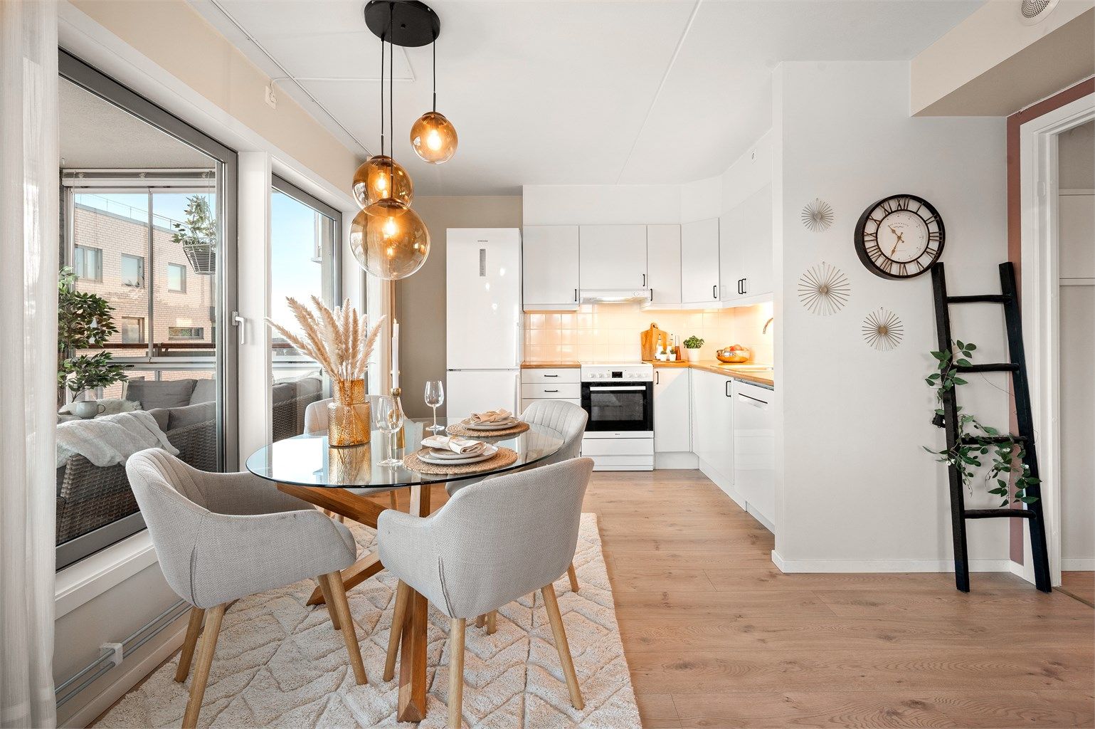 Leilighetens kjøkken er utformet i en sosial og åpen løsning mot stuen, som legger til rette for både hverdagsliv og hyggelige sammenkomster.