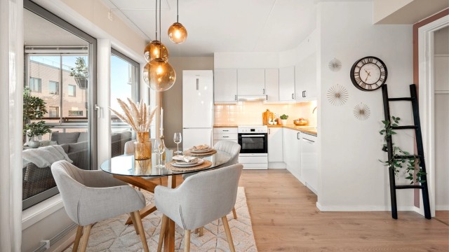 Leilighetens kjøkken er utformet i en sosial og åpen løsning mot stuen, som legger til rette for både hverdagsliv og hyggelige sammenkomster.